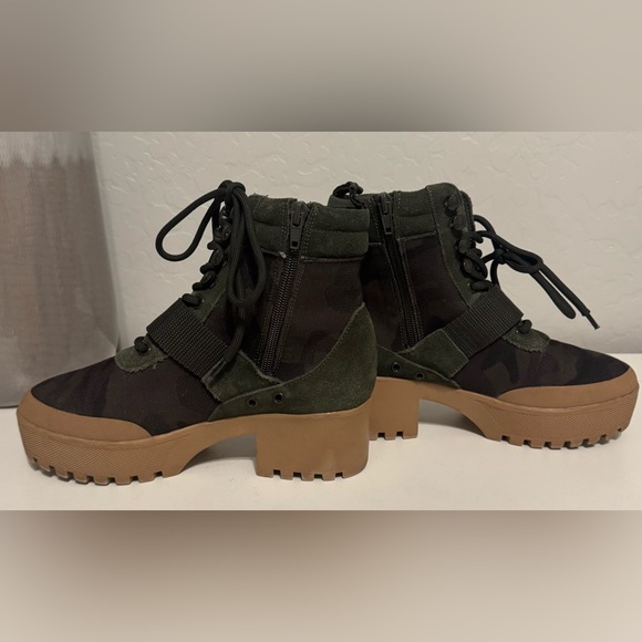 Steve Madden women’s Stylish Camouflage combat Boots - Picture 2 of 8